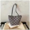 Bolso de gamuza vintage de nicho para mujer para otoño e invierno, nuevo bolso de hombro casual para el día a día 2026, bolso de mano tipo cubo