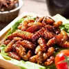 Crisálidas de gusano de seda frescas y crujientes, una especialidad de Shandong, crisálidas de gusano de seda picantes de cinco especias fritas, snacks listos para comer, alimento alto en proteínas y un gran acompañamiento para bebidas