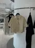 DestaqueYuran 26 Nova Coleção de Início de Outono: Camisa da Moda e Emagrecedora de Manga Curta com Gola Pequena Reversível e Borda Desfiada