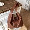 Bolsa Tote Tecida Imitação Moda Retrô para Mulheres 2025 Nova Bolsa de Ombro para Trabalho e Comutação Tendência Versátil de Braço