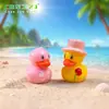 Nuevo producto transfronterizo: adorables figuras de patos de boda con temática de pareja, lindas decoraciones de patitos, accesorios para manualidades, adornos para paisajes en miniatura y pequeñas decoraciones de escritorio