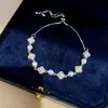 Cadena de Cuentas Flor de Crisantemo de Cristal Circonita Flor de Trébol de Cuatro Hojas Pulsera de Perlas Fresca Suave Pulsera Diseño de Nicho Joyería para Manos Mujeres