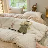 2026 Novo Estilo Pom-pom Bordado em Toalha Gaze Enrugada 200g Bordado em Fleece de Leite Acolchoado Enchimento de Algodão Cobertura de Cama Conjunto de Quatro Peças