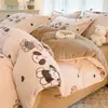 Conjunto de cama de quatro peças em veludo de leite espesso grau A, capa de edredom e lençol de cama de fleece de coral para inverno, design de desenho animado, adequado para dormitórios estudantis, conjunto de três peças