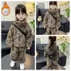 Conjunto de forro polar con estampado de leopardo para niñas, nuevo estilo otoño/invierno, conjunto de dos piezas engrosado y cálido para niños, ropa exterior y de estar a la moda para bebés