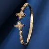 Nuevo brazalete abierto floral elegante y exquisito europeo y americano, moda de lujo ligero popular con un toque de alta gama, pulsera de nicho y versátil