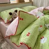 Juego de ropa de cama de cuatro piezas de grado A para maternidad e infantil, algodón puro, apto para dormir desnudo, estilo lindo ins, sábana y funda de edredón con bordes festoneados, juego de tres piezas para dormitorio