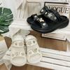 Nueva Llegada Pantuflas Metálicas de Mariposa y Flor para Mujer Verano Moda Exterior Zapatos con Agujeros Sandalias Romanas Planas y Pantuflas para Mujer con Suela Suave de Moda