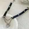 2024 Nova colar com pingente de metal em forma de coração doce e cool para garota, temperamento, combina com tudo, estilo frio, corrente de couro, feminino, atacado