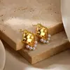 Brincos redondos de aço inoxidável com banho de ouro 18K europeus e americanos para uso transfronteiriço, brincos geométricos, joias de orelha com textura trançada e imitação de pérola