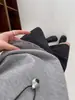 2026 Otoño Invierno Borde de Hongo Negro Manga Larga Camiseta Interior para Mujer Diseño con Sentido del Temperamento Cuello Redondo Adelgazante Ropa Interior Top de Punto