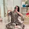 Europa e Estados Unidos Comércio Exterior Transfronteiriço Venda por Atacado de Fábrica Cardigan Imitação de Seda Pijama Feminino Manga Curta Calça Conjunto de Roupa para Casa Gelo Seda