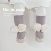 Zapatos y Calcetines de Piso para Bebé Otoño e Invierno 2026 Nuevos Coreanos Princesa Lazo Zapatos y Calcetines para Bebé y Niño Pequeño Lindos Zapatos con Suela de Cuero