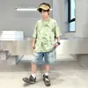 Conjunto de Verão Tie-Dye para Meninos, Shorts Jeans de Manga Curta, Duas Peças, Solto, Moderno e Estiloso, Novo Look de Verão para Crianças de Meia-Idade e Mais Velhas