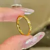 El Mismo Estilo que el Usado en Joyerías, el Método Antiguo de Artesanía Crea un Deslumbrante Efecto Triturado de Hielo. La Versión Estrecha del Anillo es Duradera y No se Desvanece Fácilmente. El diseño cerrado añade un toque de elegancia y es un accesorio de lujo ligero.. la Versión Ancha del Anillo es Adecuada para el Dedo Índice