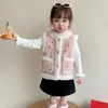 Colete de Pelúcia de Urso com Estampa Integral Estilo Coreano para Meninas Outono/Inverno 2026 Nova Moda Infantil Top Sem Mangas para Menininha