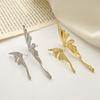 Pendientes de mariposa líquidos sencillos de estilo europeo y americano para mujer, diseño de nicho de moda, pendientes asimétricos con alas de mariposa.