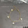 Pulseira Dupla Camada em Forma de Saia Pequena V Gold Bao Ge com Madrepérola Branca e Calcedônia em Forma de Leque, Banhada a Ouro Rosé 18K, em Forma de Leque com Diamantes, Luxo Leve