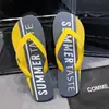 Chanclas de moda para hombre para el verano, nuevos zapatos de playa a la moda para uso casual al aire libre, sandalias de dedo antideslizantes estilo coreano para hombre