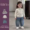 Casaco de algodão de inverno para menina, estilo doce para bebês no inverno, jaqueta suéter peluda bordada com coração, roupas de inverno para crianças