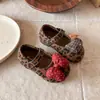 Sapatos pequenos de couro estilo cartoon fofos para meninas, nova coleção outono/inverno 2026, sapatos de princesa com laços para bebês e meninas pequenas