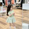 Conjunto de Duas Peças Verão 2026 Estilo Coreano para Meninas: Blusa Fresca Verde de Manga Curta e Saia Versátil Xadrez
