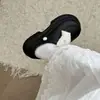 Pantuflas cerradas de suela gruesa para mujer para usar en exteriores, nuevo modelo 2026, sandalias dulces perforadas para mujer, sandalias de playa de alta gama para mujer