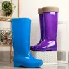 Botas de lluvia sin malla resistentes al olor para mujer, zapatos de agua de suela gruesa con forro de algodón, zapatos de goma antideslizantes de tubo alto de moda para invierno para uso en exteriores