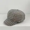 Nuevo sombrero octogonal a cuadros vintage para mujer, hace que la cara se vea más pequeña, versátil y moderno, con hebilla metálica, boina estilo coreano para otoño e invierno