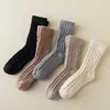 Calcetines de coral para hombre sin pelusa suministro directo de fábrica calcetines de tubo lisos de medio terciopelo para hombre calcetines para dormir para hombre calcetines de piso