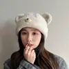 Nuevo Gorro de Oso Lindo de Otoño e Invierno para Mujer, Versátil Tejido Cálido Protección para Orejas Engrosado Moda Lana Sombrero de Pescador Transfronterizo