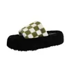 Pantuflas peludas de moda a cuadros con suela gruesa, estilo coreano para otoño e invierno, cálidas, casuales para exteriores, de algodón, con punta abierta