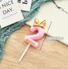 Vela digital transfronteriza con lindo moño rosa y decoración de sombrerito blanco para adorno de pastel de primera fiesta de cumpleaños