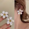 Brincos Florais Frescos Estilo Novo 2026 para Mulheres, Tarraxas de Pérola de Luxo Leve de Alta Qualidade, Brincos Versáteis Elegantes Super Delicados