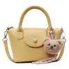 Nova Bolsa Quadrada Pequena com Padrão de Lichia Outono 2026 Estilo Coreano Feminino Versátil Bolsa Transversal Bolsa de Ombro para o Trabalho Pingente de Urso de Pelúcia