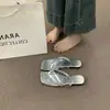 Chinelos Simples de Tira Fina Estilo Coreano First Encounter para Mulheres Verão 2026 Sandálias Planas Confortáveis com Solado Macio para Férias e Uso ao Ar Livre