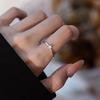 Anillo de plata de ley S925 con incrustaciones de cuatro garras para mujer, anillo liso con un solo diamante, anillo fino, sencillo, combinable, ligero, lujoso, de alta gama.