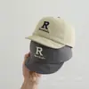 2025 nueva versión coreana de gorra de béisbol para niños gorra de bebé con letra R linda gorra para el sol para salir súper linda para bebé