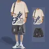 Conjunto casual de verão para homens, conjunto moderno de shorts de manga curta, combinado com uma camiseta jovem para um look de duas peças descolado e estiloso