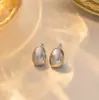 Pendientes de Titanio Exquisitos y Sencillos con Forma de Frijol y Gota de Agua Estilo Francés para Mujer, Versátiles, Compactos, Lisos, Semicirculares, de Alta Gama y Elegantes