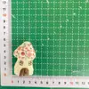 25 Novos Acessórios de Tecido Feitos à Mão Algodão e Linho Algodão Estéreo Preenchido Casa de Desenho Animado Acessórios de Broche Joias Atacado