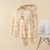 Roupa de casa feminina de crepe de algodão puro com estampa distribuída, manga curta e calça comprida para primavera e verão, pijama casual solto e confortável para casa