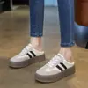Chinelos femininos versáteis para uso externo, novo modelo primavera e outono 2026, tênis de treino alemães antiderrapantes de sola grossa, sapatos femininos slip-on