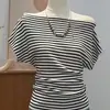 Camisa de Punto Azul de Alta Gama de Manga Corta para Mujer, Nuevo Estilo Verano 2026, Estilo Maduro y Elegante, Escote Asimétrico, Hombros Descubiertos, Top que Expone la Clavícula