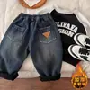 Calça jeans infantil com forro de fleece e espessada, novo estilo outono/inverno 2026, calça casual estilo coreano para meninos, macacão de fleece longo para bebê, moderno