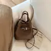 Bolso Cruzado de Hombro Coreano de Nicho de Gran Capacidad para Viajes Diarios con un Bolsito Adentro, Nuevo Modelo de Invierno, Bolso Cubo de Mano Coreano con Textura