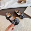 Elegantes zapatos de cuero de color liso para niñas, nueva colección primavera/otoño 2026, con un lindo diseño a cuadros y un moño, perfectos para los más pequeños