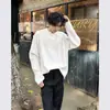 Modelo Masculino Veste Moletom Branco Texturizado de Gola V Pesada Camiseta de Manga Longa de Marca Americana de Moda Masculina com Camisa Base Jaqueta
