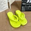 Chinelos de sola grossa para uso externo de verão feminino Famosos na internet chinelos de praia macios com sensação de cocô com saltos anabela para sandálias transfronteiriças