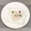 Porta-Guardanapo Fresco Estilo Floresta com Laço, Botões de Flores Artificiais e Flores, Suporte de Guardanapo de Madeira para Decoração de Mesa de Casamento